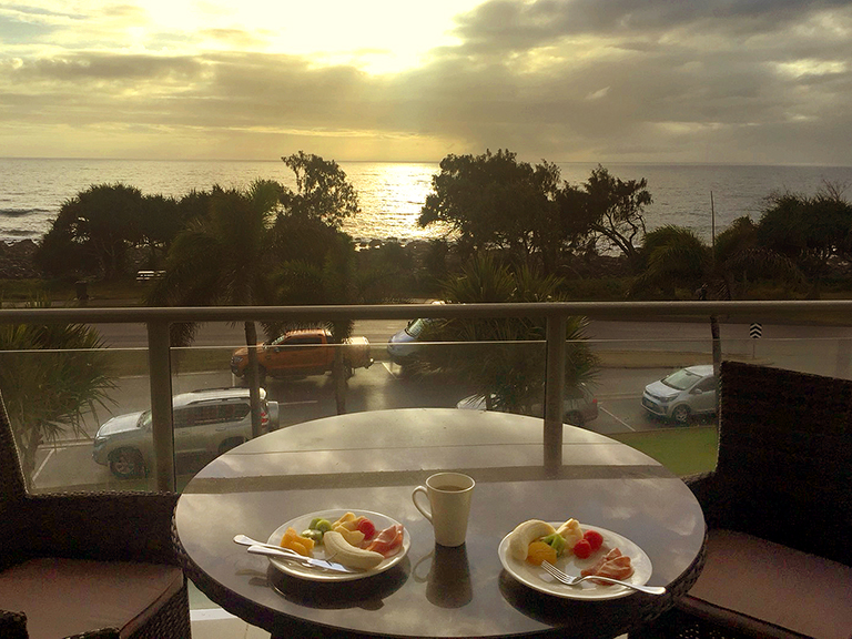 珊瑚海のオーシャンビューを楽しみながらの朝食風景